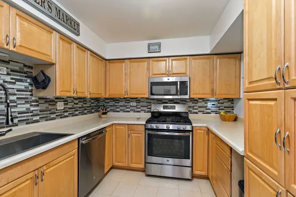 $216,000 | 712 Tipperary Court, Unit 2B, Schaumburg, IL 60193