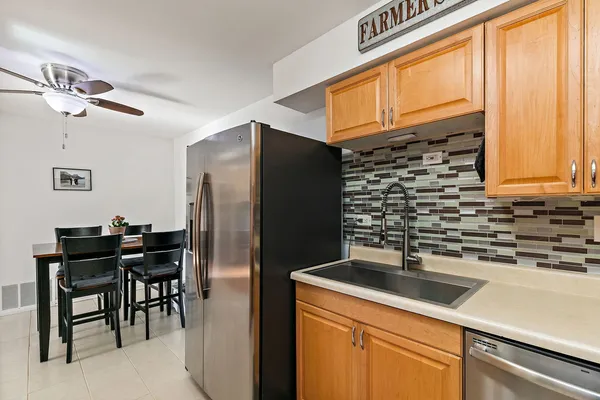 $216,000 | 712 Tipperary Court, Unit 2B, Schaumburg, IL 60193