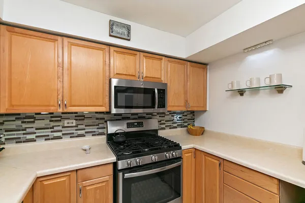 $216,000 | 712 Tipperary Court, Unit 2B, Schaumburg, IL 60193