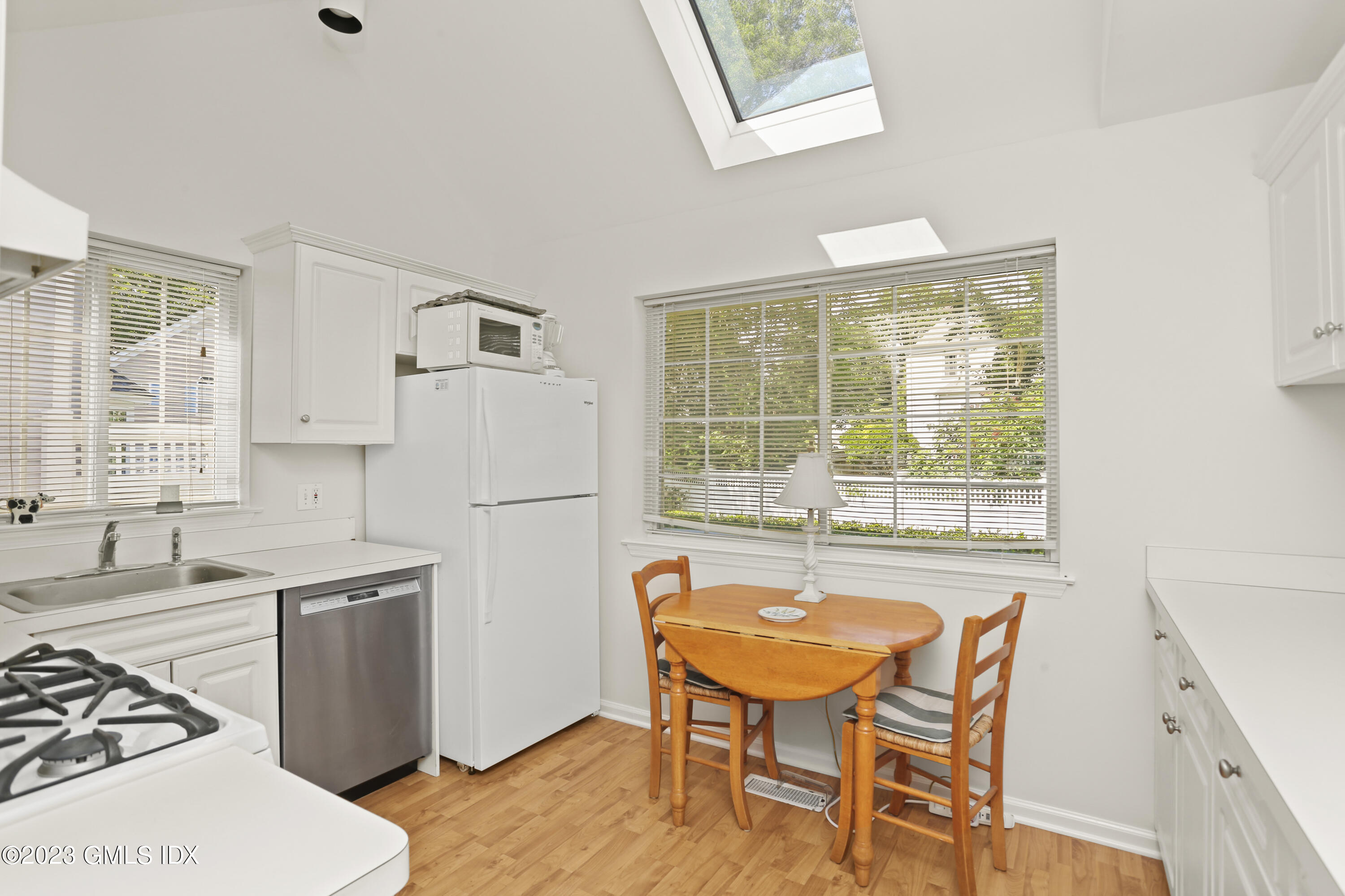 1 Shore Road, Unit 8 Stamford, CT 06902 - Photo 8 of 20 Eat-in Kitchen