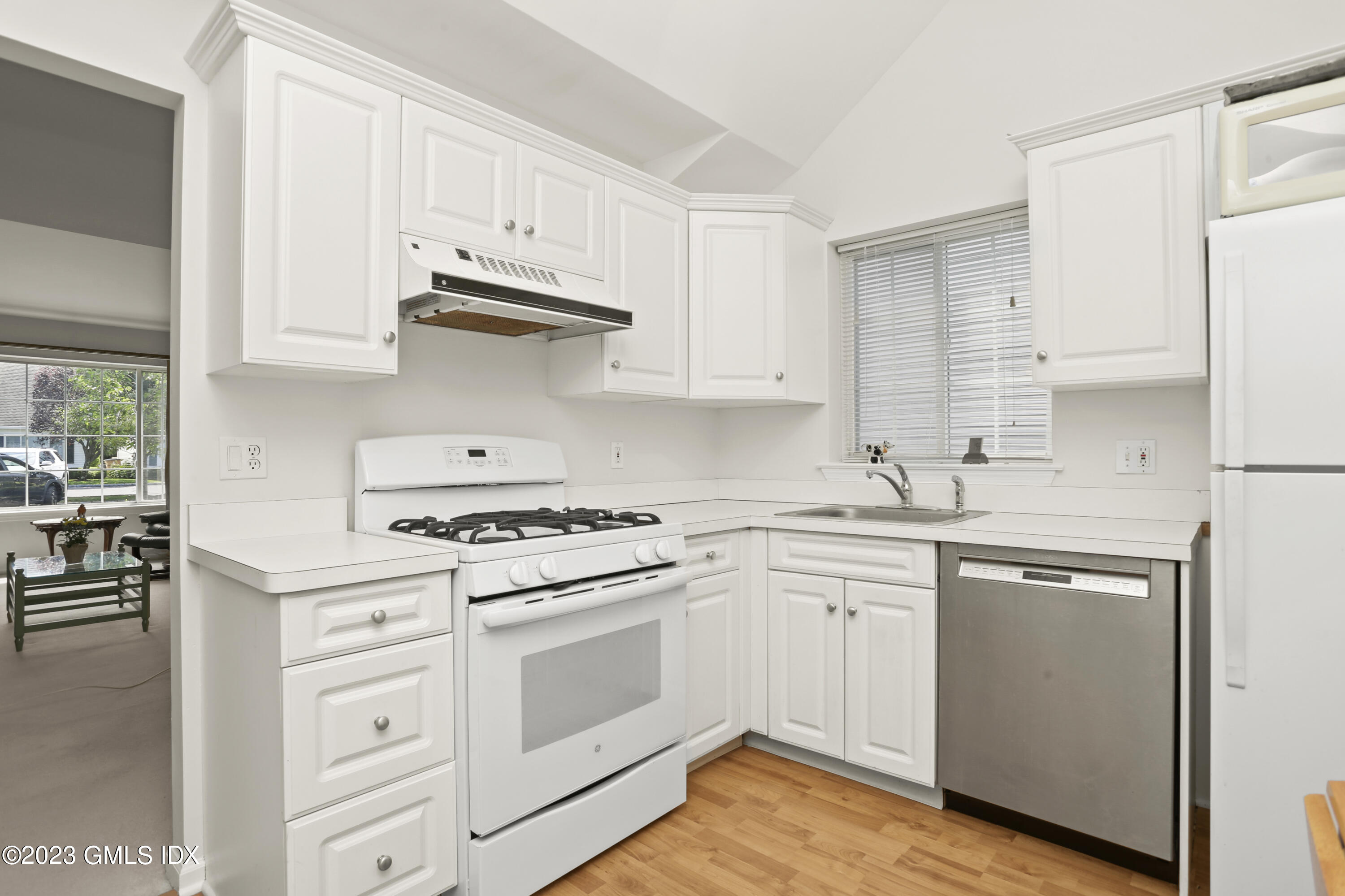 1 Shore Road, Unit 8 Stamford, CT 06902 - Photo 9 of 20 Kitchen