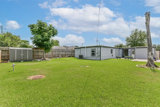 a view of a house with a backyard