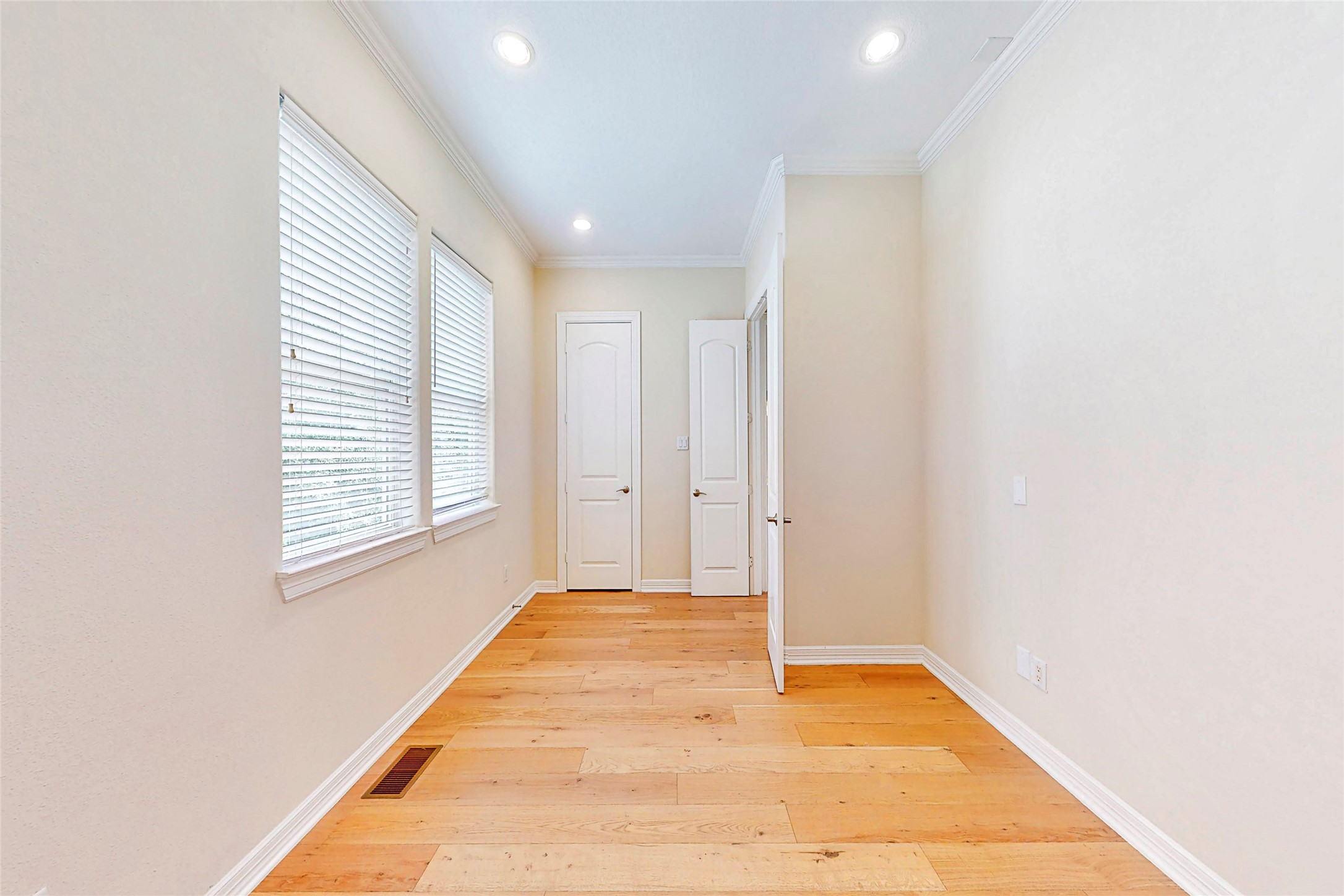 2104 State Street Houston, TX 77007 - Photo 23 of 41 A view of the 3rd bedroom which is on the second floor. This room is 12'x12', however, the angel of this picture does not show it well.