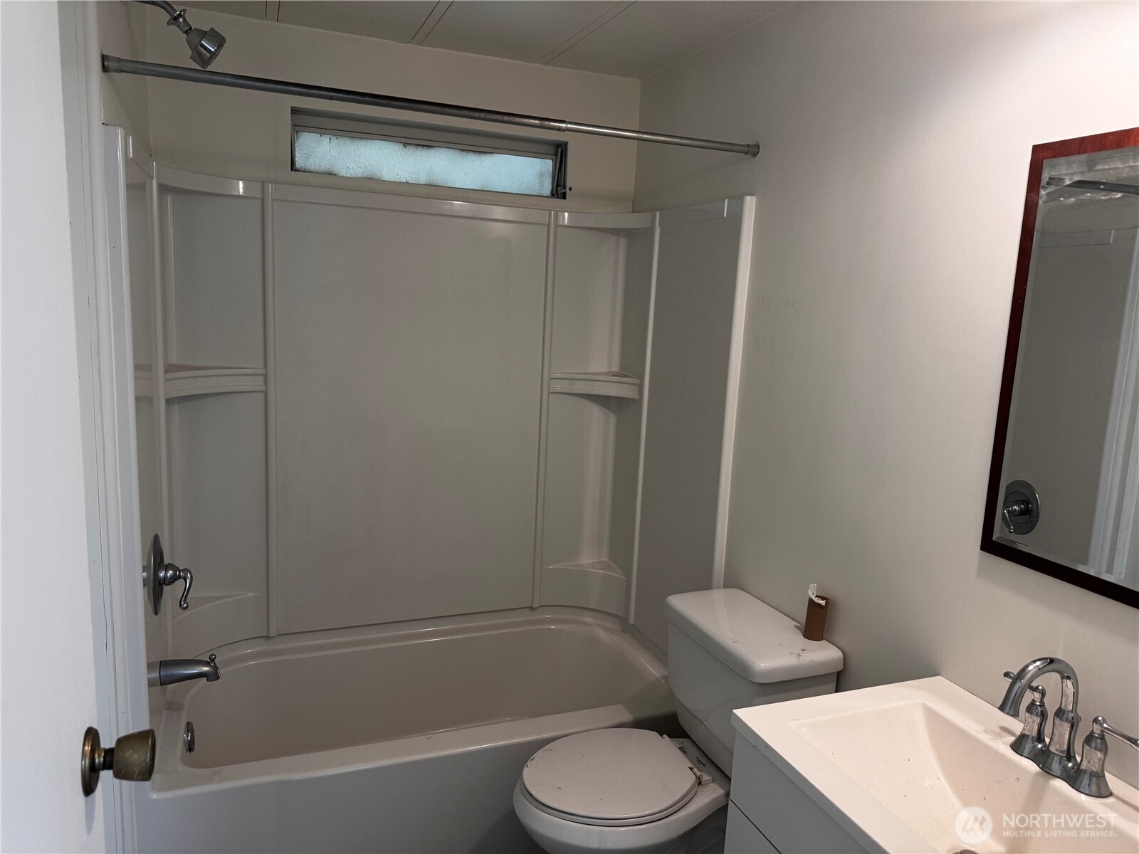 18425 Northeast 95th Street, Unit 76 Redmond, WA 98052 - Photo 15 of 20 a bathroom with a toilet and a bathtub