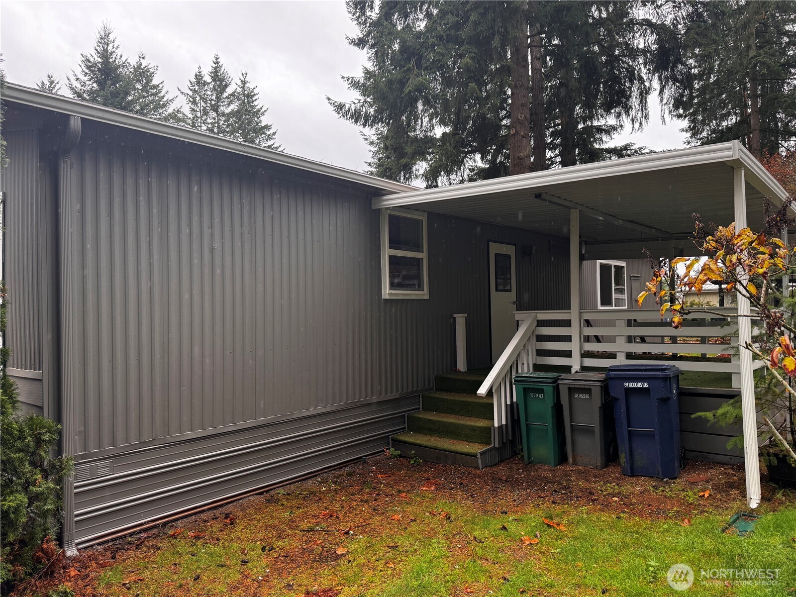 18425 Northeast 95th Street, Unit 76 Redmond, WA 98052 - Photo 17 of 20 a backyard of a house with barbeque oven and barbeque oven