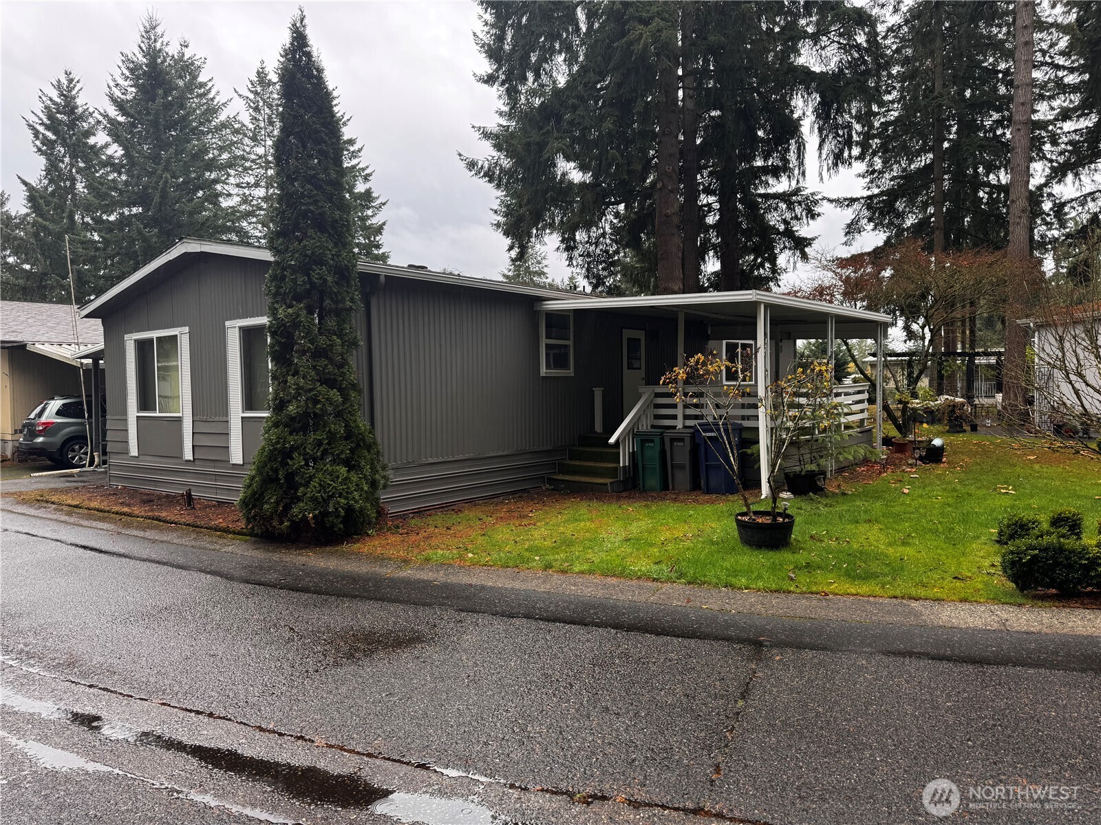 18425 Northeast 95th Street, Unit 76 Redmond, WA 98052 - Photo 2 of 20 a view of outdoor space and garden