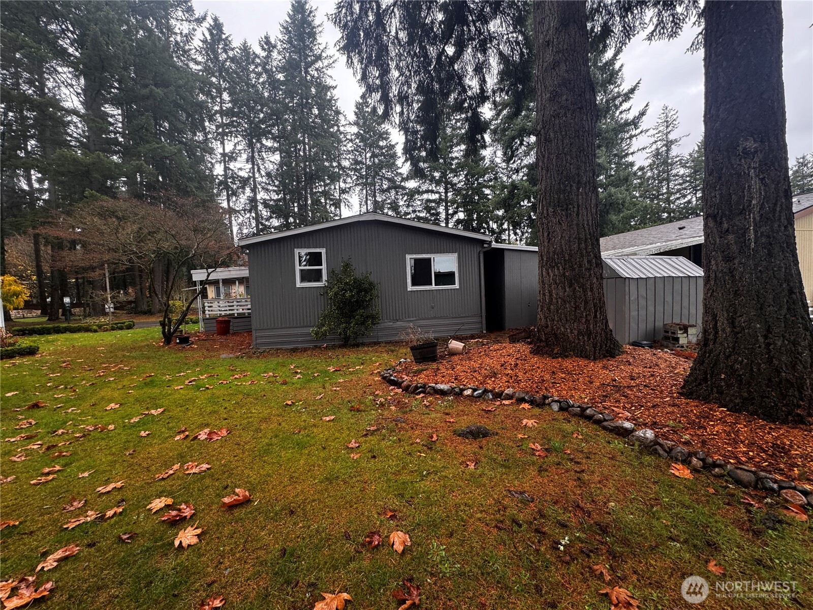 18425 Northeast 95th Street, Unit 76 Redmond, WA 98052 - Photo 3 of 20 a backyard of a house with table and chairs