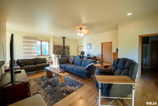 $307,500 | 532 North 600 E Road East, Herrick, IL 62431