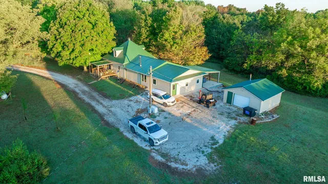 $307,500 | 532 North 600 E Road East, Herrick, IL 62431