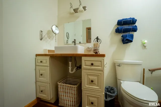 $307,500 | 532 North 600 E Road East, Herrick, IL 62431