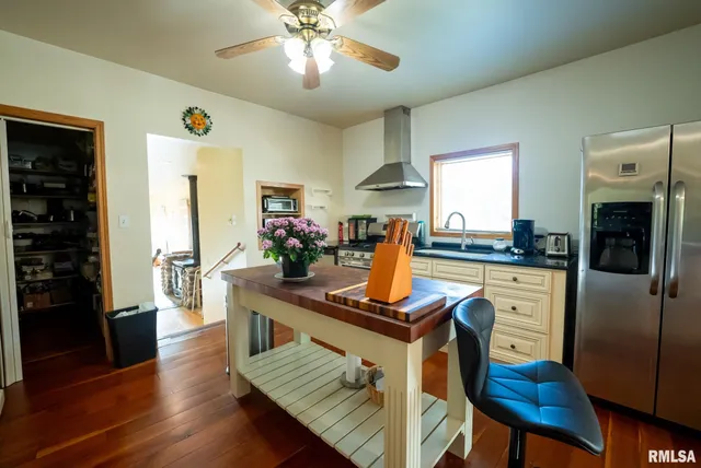 $307,500 | 532 North 600 E Road East, Herrick, IL 62431