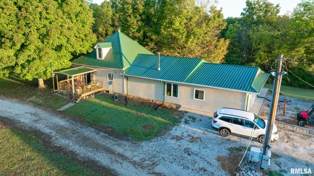 $307,500 | 532 North 600 E Road East, Herrick, IL 62431