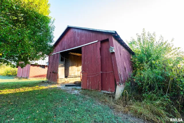 $307,500 | 532 North 600 E Road East, Herrick, IL 62431