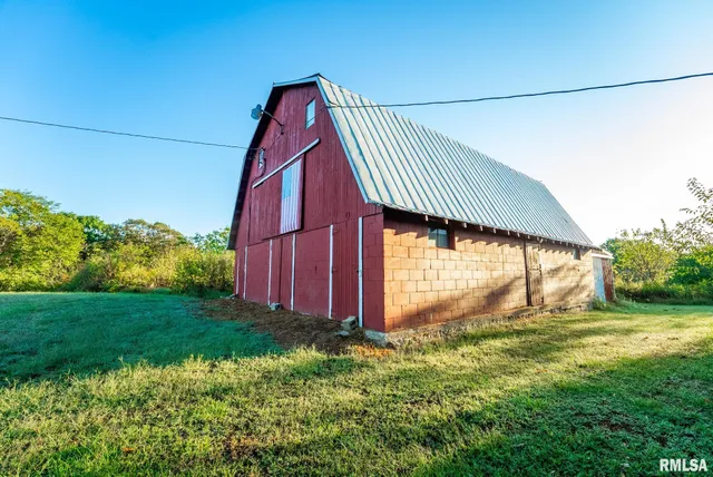 $307,500 | 532 North 600 E Road East, Herrick, IL 62431