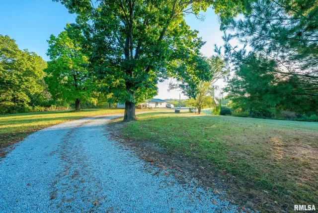 $307,500 | 532 North 600 E Road East, Herrick, IL 62431