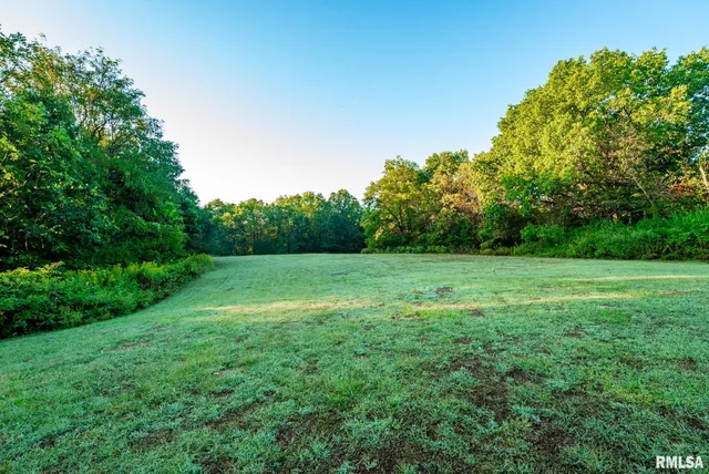 $307,500 | 532 North 600 E Road East, Herrick, IL 62431