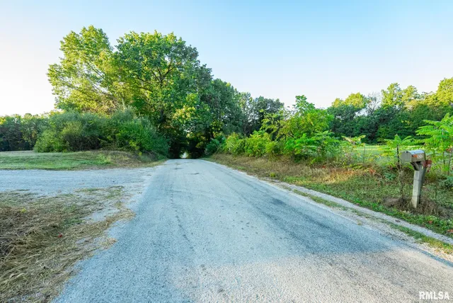 $307,500 | 532 North 600 E Road East, Herrick, IL 62431