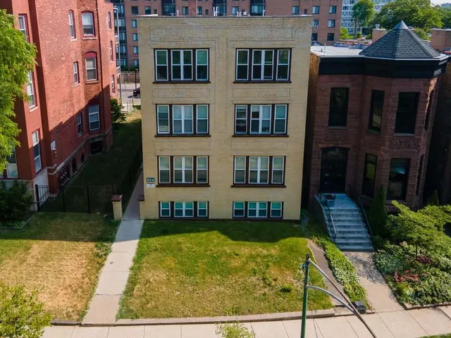 $2,000 | 619 East Groveland Park, Unit 2W, Chicago, IL 60616