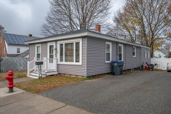 a view of a house with backyard