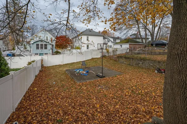 a view of a yard with a house