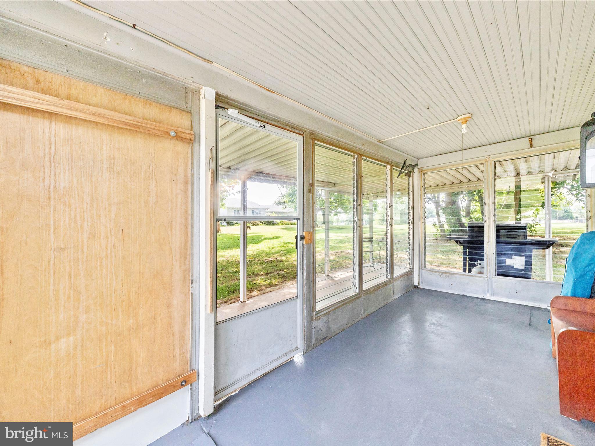 14021 Broadfording Church Road Hagerstown, MD 21740 - Photo 24 of 46 a view of a room with window