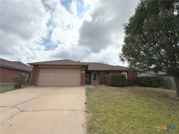 a front view of house with yard