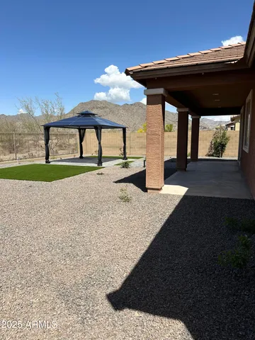 a view of a backyard with pathway