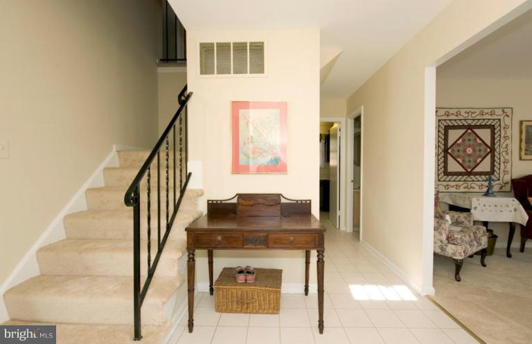 7208 Reservation Drive Springfield, VA 22153 - Photo 2 of 14 Entrance / Foyer