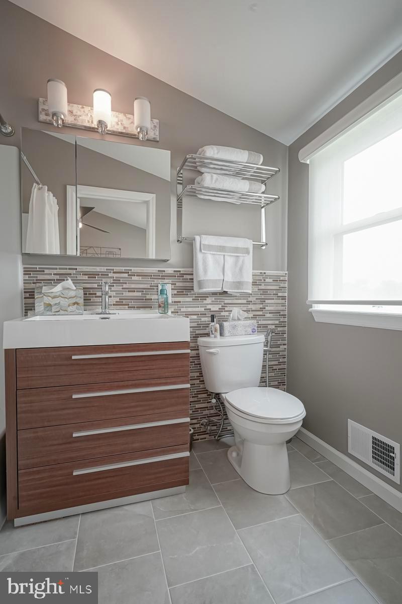 141 Michigan Road Pennsville, NJ 08070 - Photo 37 of 74 Upstairs full bath