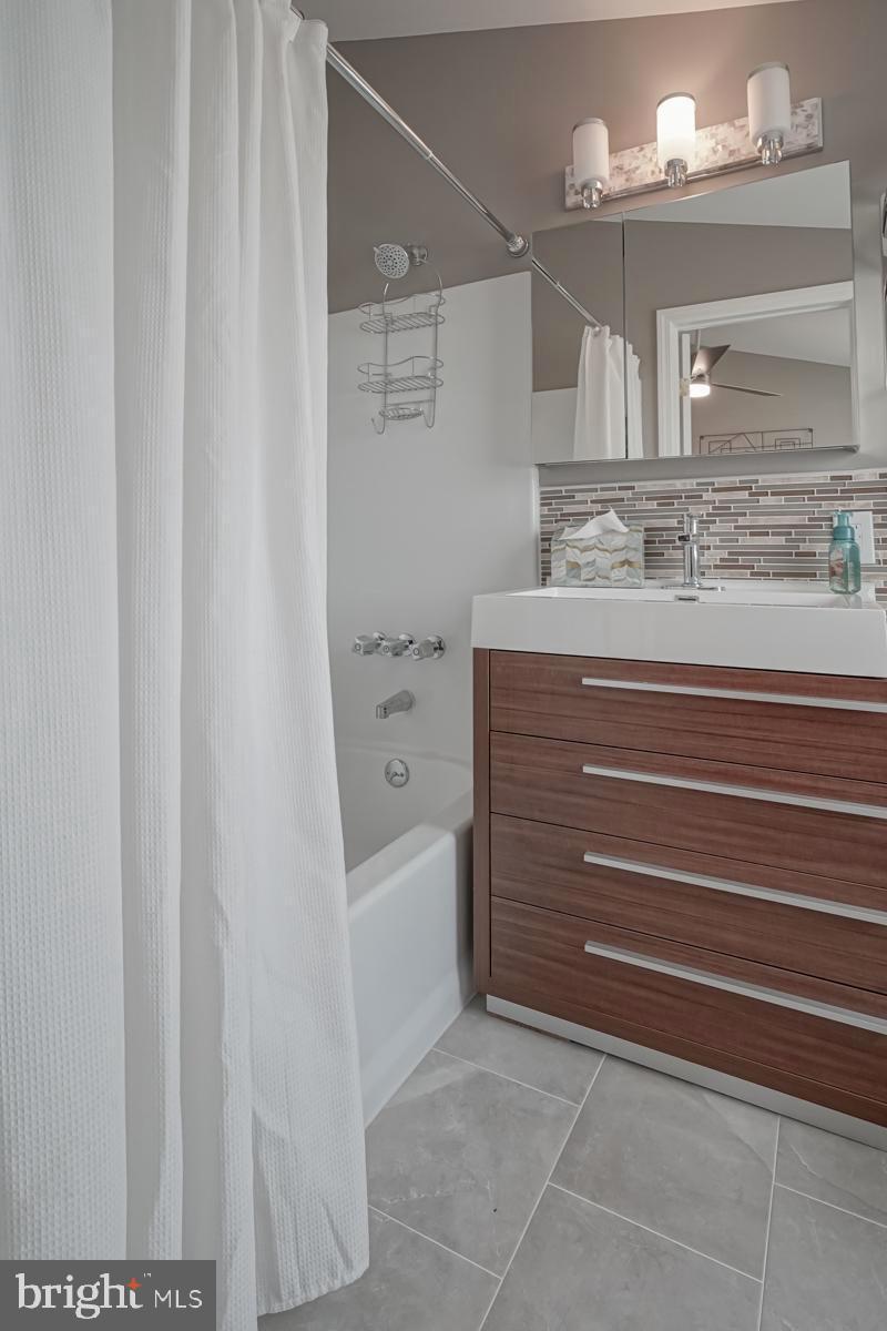 141 Michigan Road Pennsville, NJ 08070 - Photo 38 of 74 Tub/shower upstairs