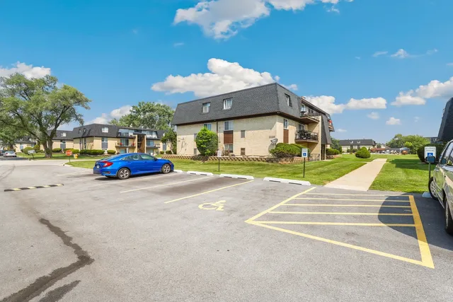$140,000 | 11133 South 84th Avenue, Unit 3A, Palos Hills, IL 60465