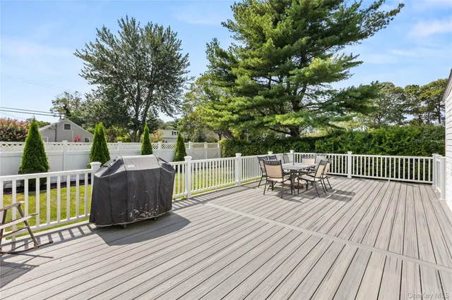 $699,000 | 18 Campbell Lane, East Islip, NY 11730