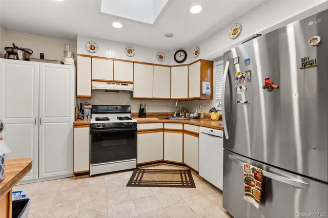 $699,000 | 18 Campbell Lane, East Islip, NY 11730