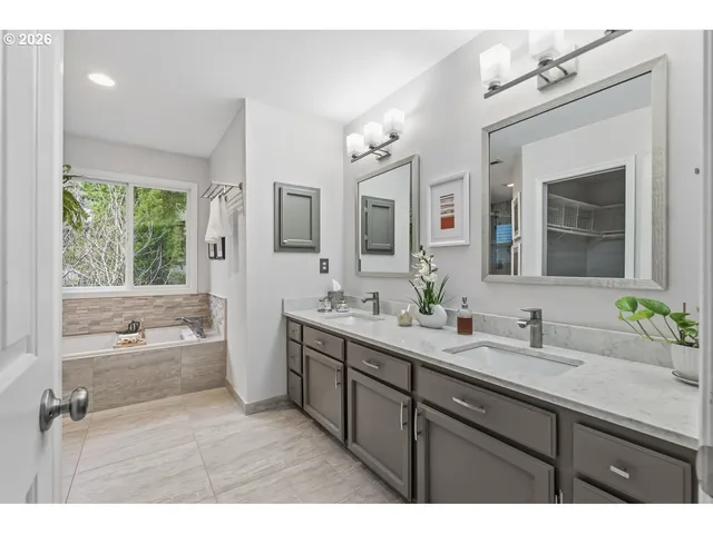 $735,000 | 11924 Southwest 34th Avenue, Portland, OR 97219