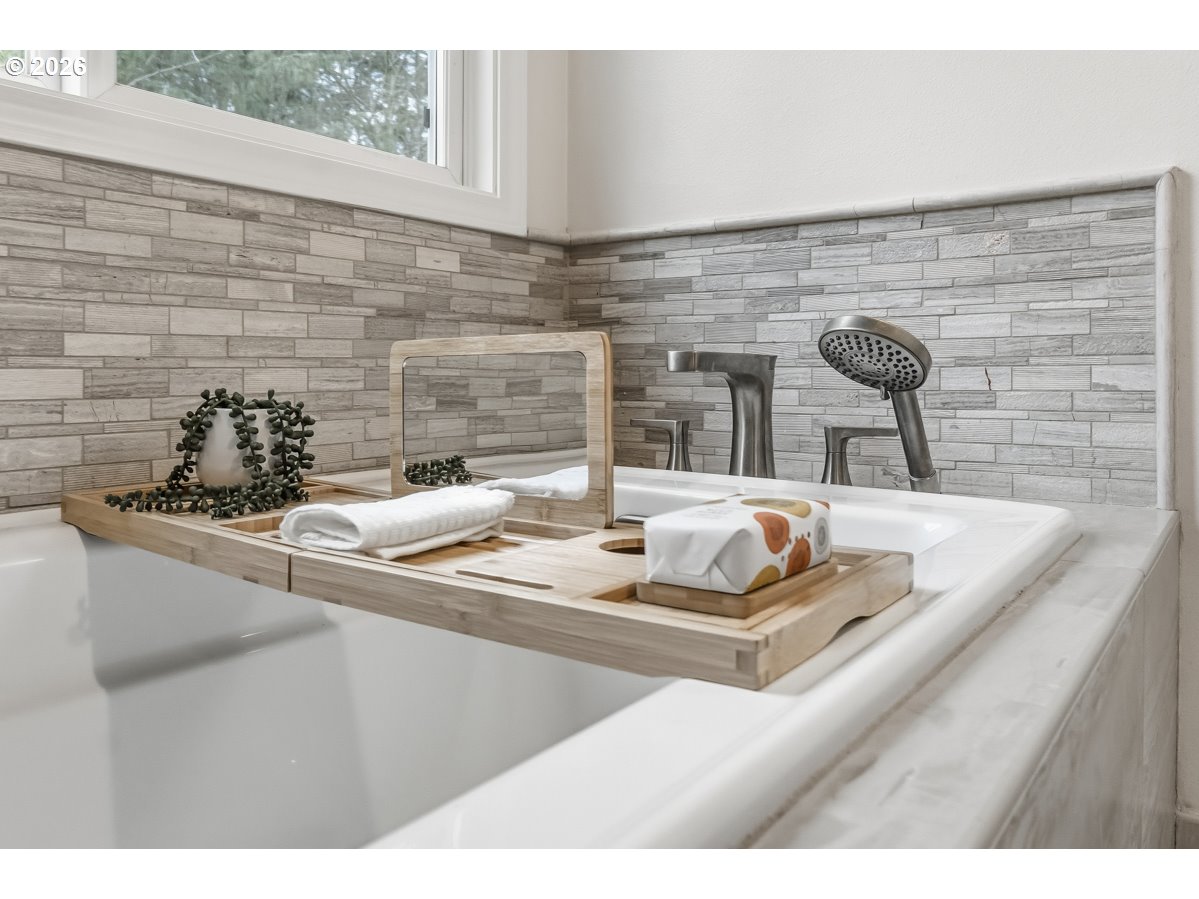 11924 Southwest 34th Avenue Portland, OR 97219 - Photo 20 of 32 Bathroom, Attached