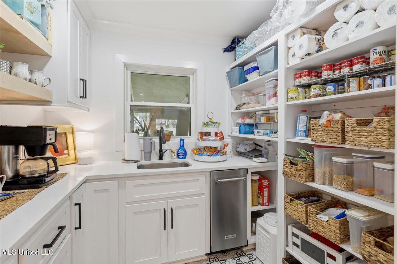 2701 Highway 80 Brandon, MS 39042 - Photo 15 of 36 Pantry