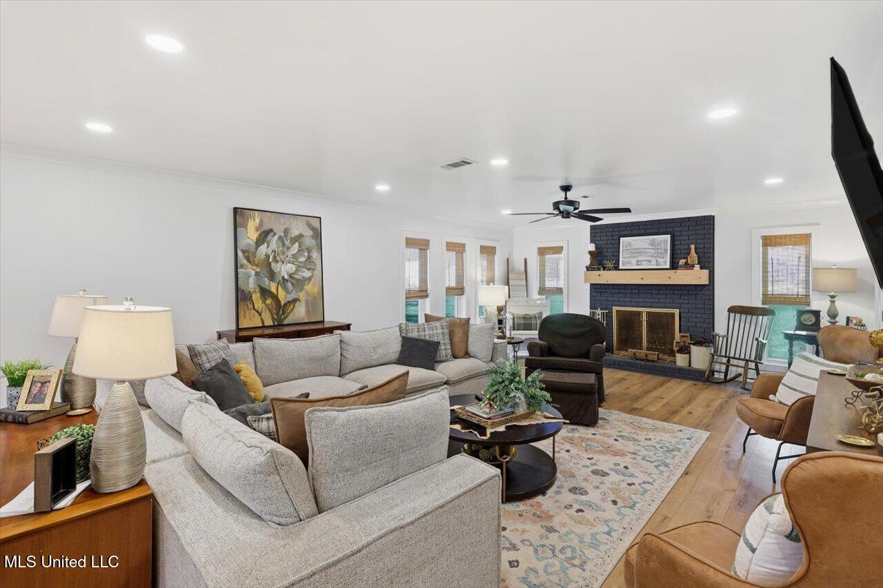 2701 Highway 80 Brandon, MS 39042 - Photo 5 of 36 Living Room