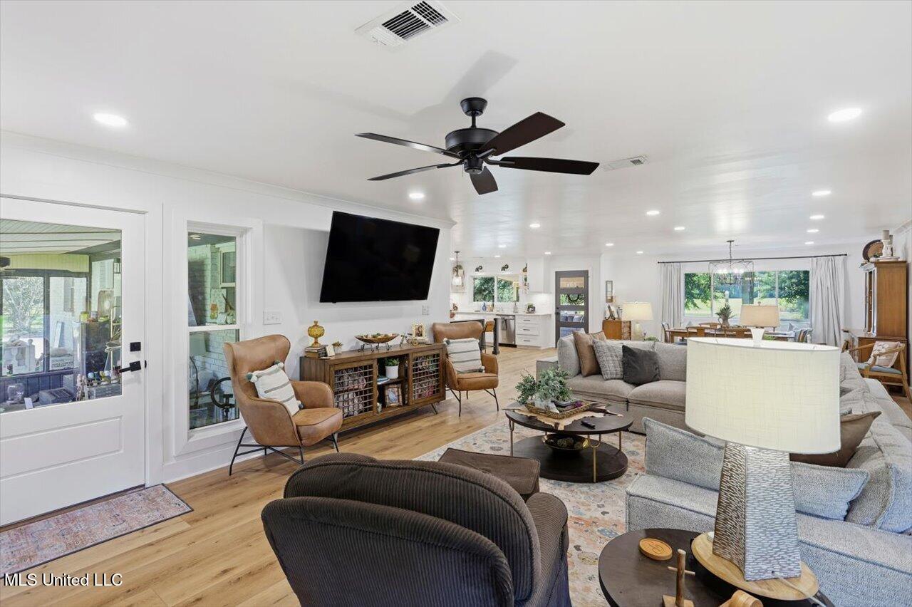 2701 Highway 80 Brandon, MS 39042 - Photo 6 of 36 Living Room