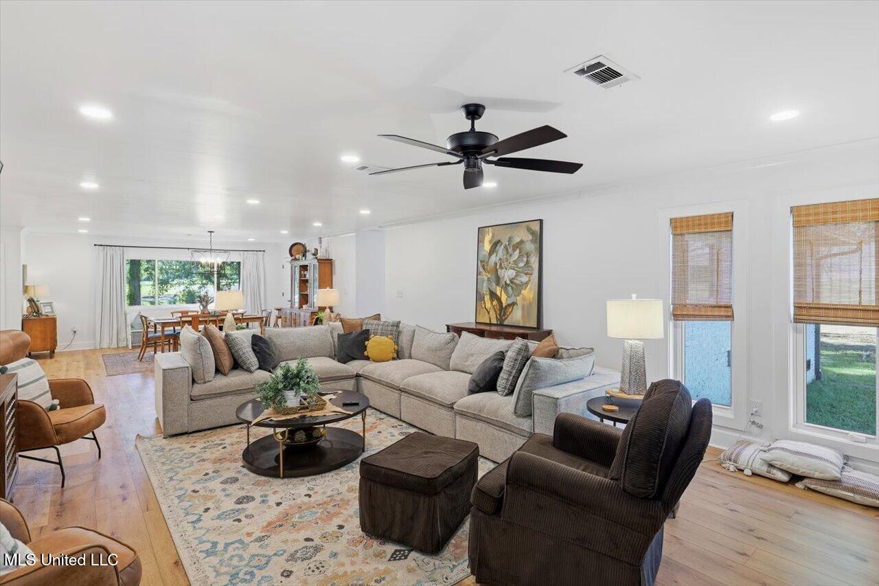 2701 Highway 80 Brandon, MS 39042 - Photo 7 of 36 Living Room