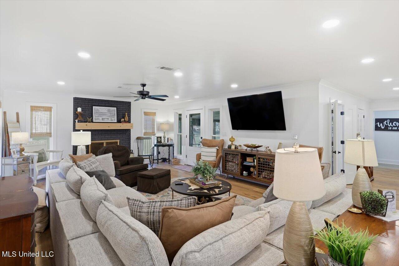 2701 Highway 80 Brandon, MS 39042 - Photo 8 of 36 Living Room