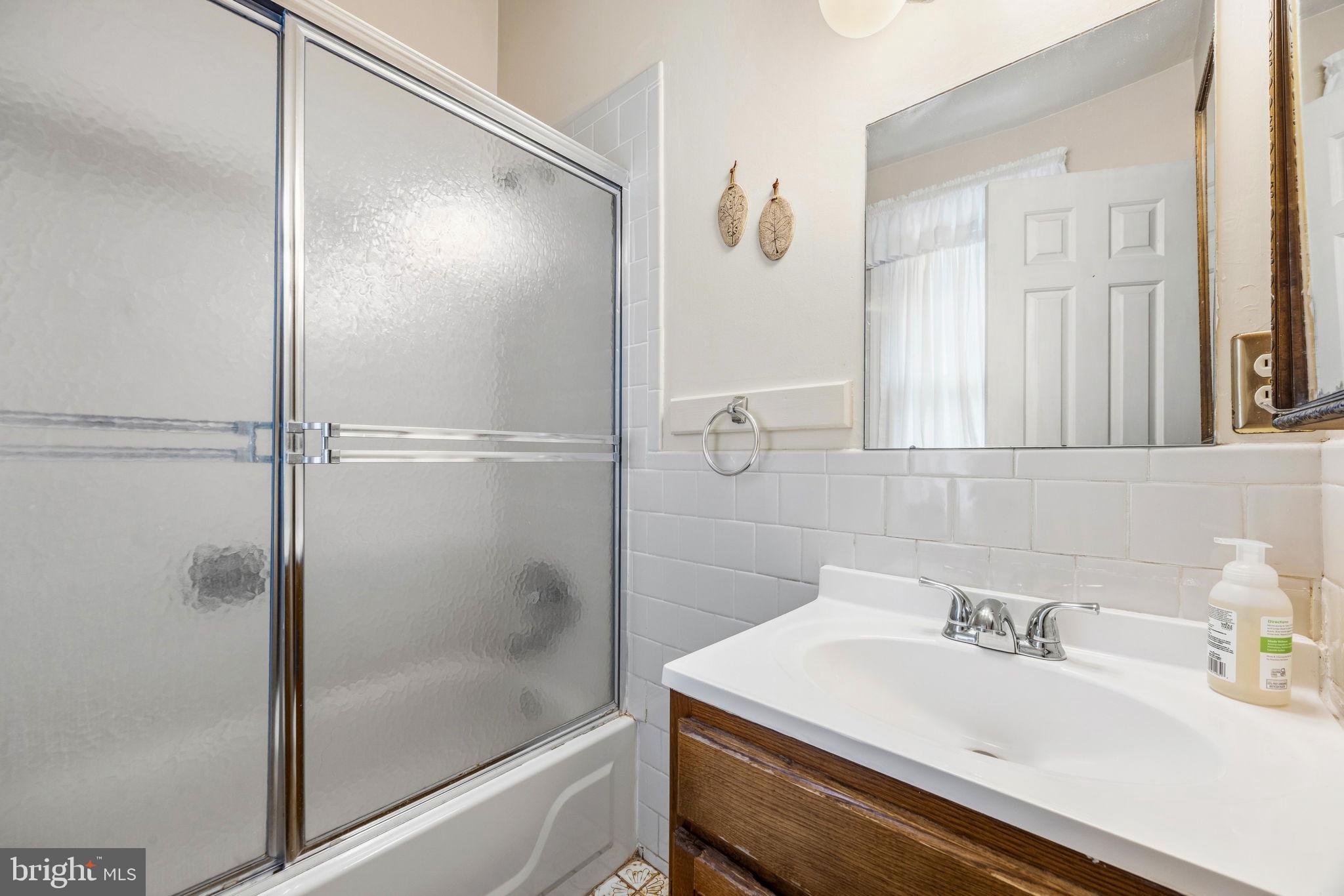 356 Severn Road Annapolis, MD 21401 - Photo 23 of 86 2nd level - full bathroom w/shower-tub combo