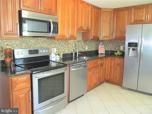 608 Fairmount Road Linthicum, MD 21090 - Photo 5 of 35 Updated Kitchen w/ SS appl. and granite counters!
