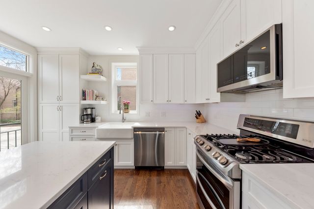 $1,050,000 | 2728A North Janssen Avenue, Unit A, Chicago, IL 60614