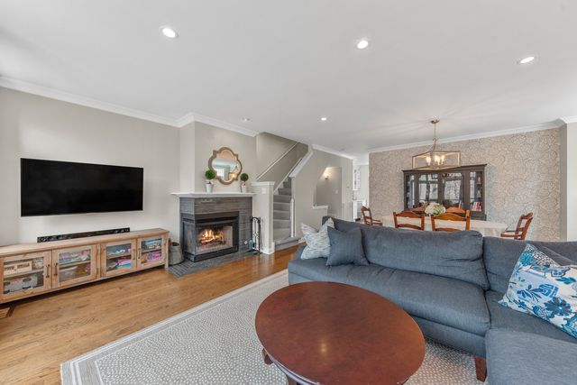 $1,050,000 | 2728A North Janssen Avenue, Unit A, Chicago, IL 60614