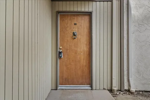 a view of a house with backyard and parking area