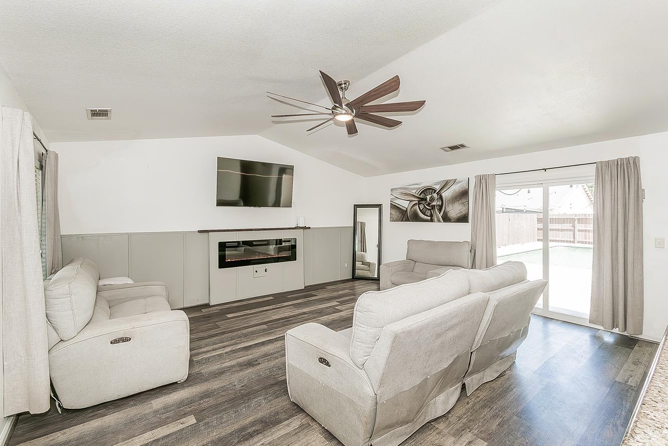 180 East Carpenter Avenue Reedley, CA 93654 - Photo 5 of 40