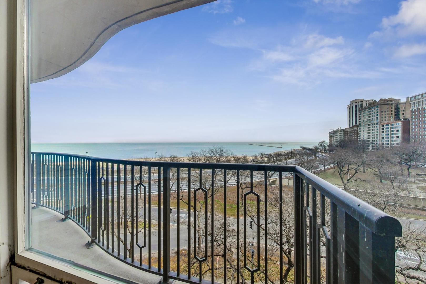 1040 North Lake Shore Drive, Unit 7B Chicago, IL 60611 - Photo 14 of 45 a balcony with a city view