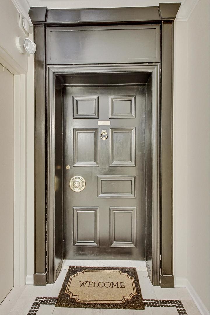 1040 North Lake Shore Drive, Unit 7B Chicago, IL 60611 - Photo 5 of 45 a view of entryway with a rug