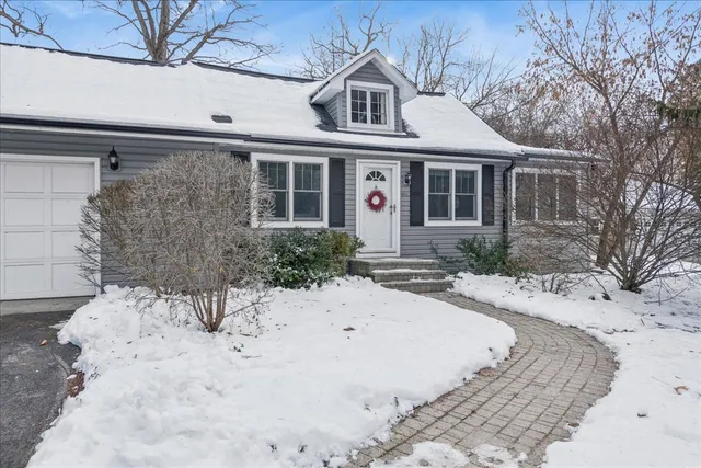 $345,000 | 401 East Tower Drive, Barrington, IL 60010