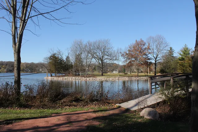 $345,000 | 401 East Tower Drive, Barrington, IL 60010